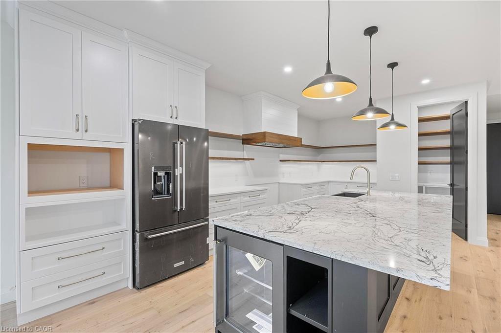 33 Glen Eagle Court, Huntsville, ON - Indoor Photo Showing Kitchen With Upgraded Kitchen