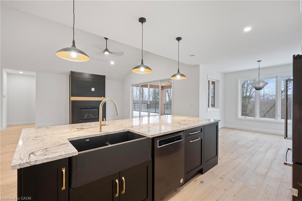 33 Glen Eagle Court, Huntsville, ON - Indoor Photo Showing Kitchen With Double Sink With Upgraded Kitchen