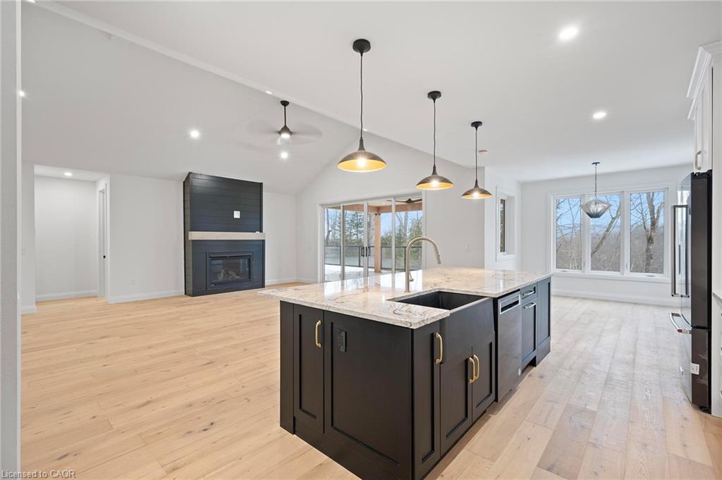 33 Glen Eagle Court, Huntsville, ON - Indoor Photo Showing Kitchen With Upgraded Kitchen