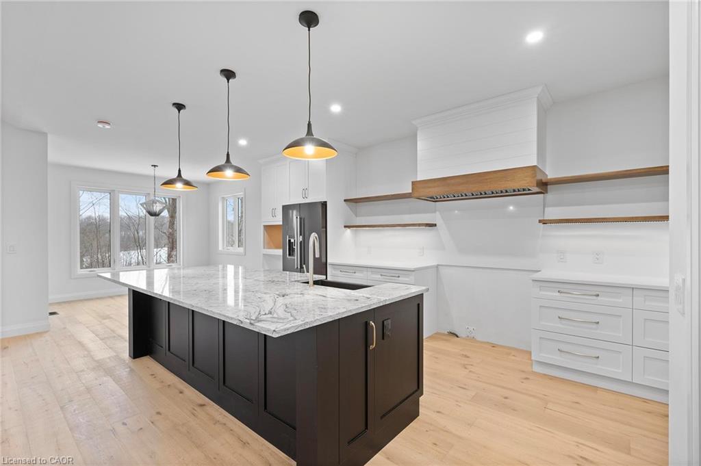 33 Glen Eagle Court, Huntsville, ON - Indoor Photo Showing Kitchen With Upgraded Kitchen