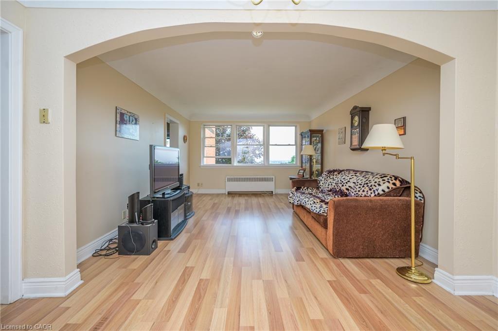 205C-5 East 36Th Street, Hamilton, ON - Indoor Photo Showing Living Room