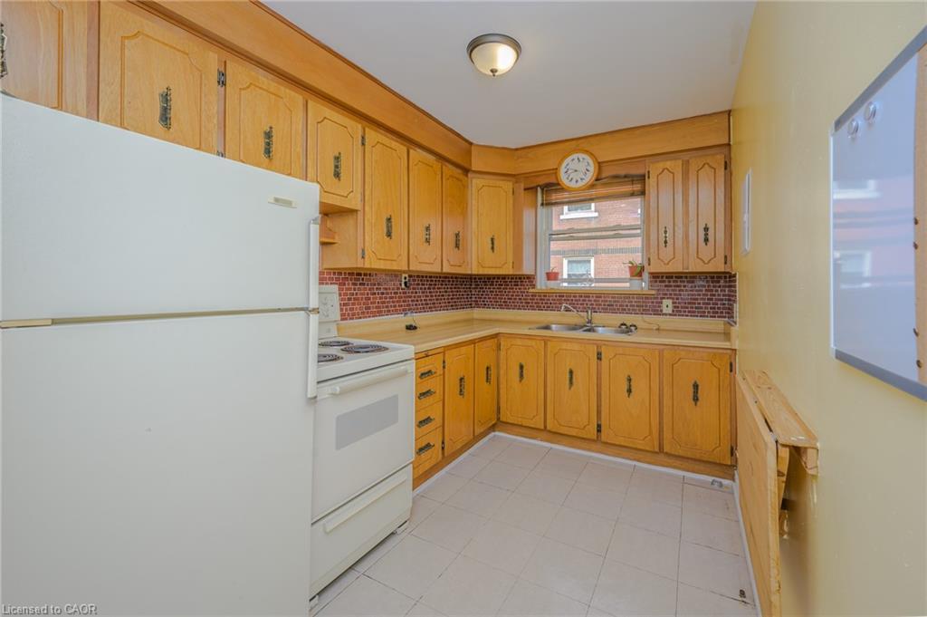 205C-5 East 36Th Street, Hamilton, ON - Indoor Photo Showing Kitchen With Double Sink