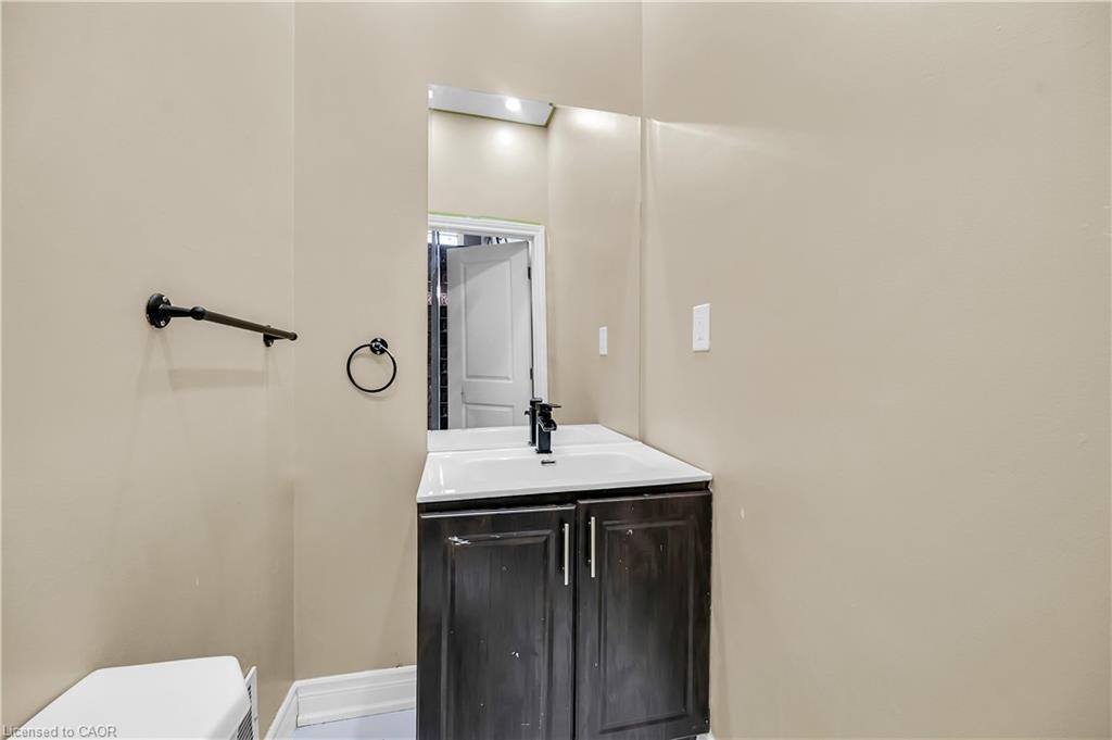 334 Cannon Street E, Hamilton, ON - Indoor Photo Showing Bathroom