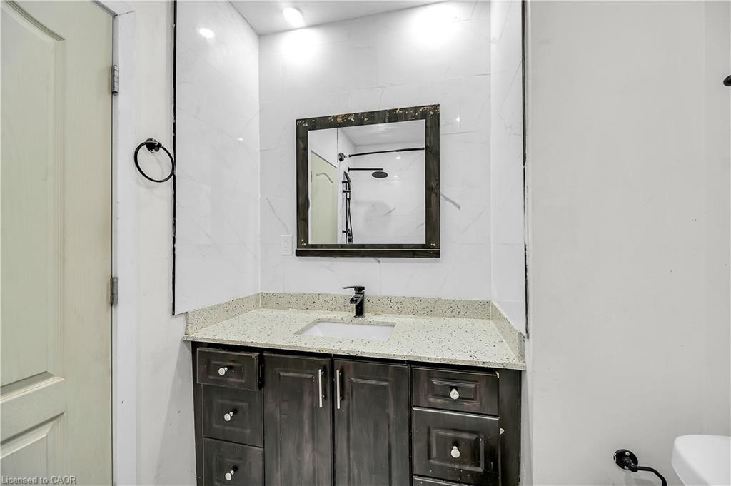 334 Cannon Street E, Hamilton, ON - Indoor Photo Showing Bathroom