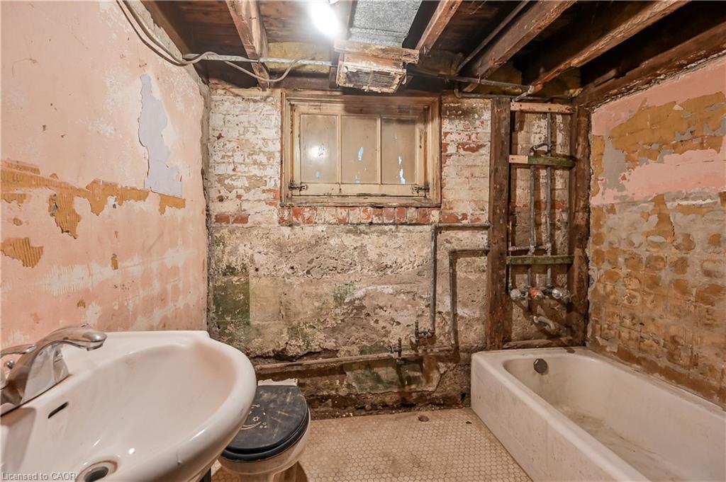334 Cannon Street E, Hamilton, ON - Indoor Photo Showing Bathroom