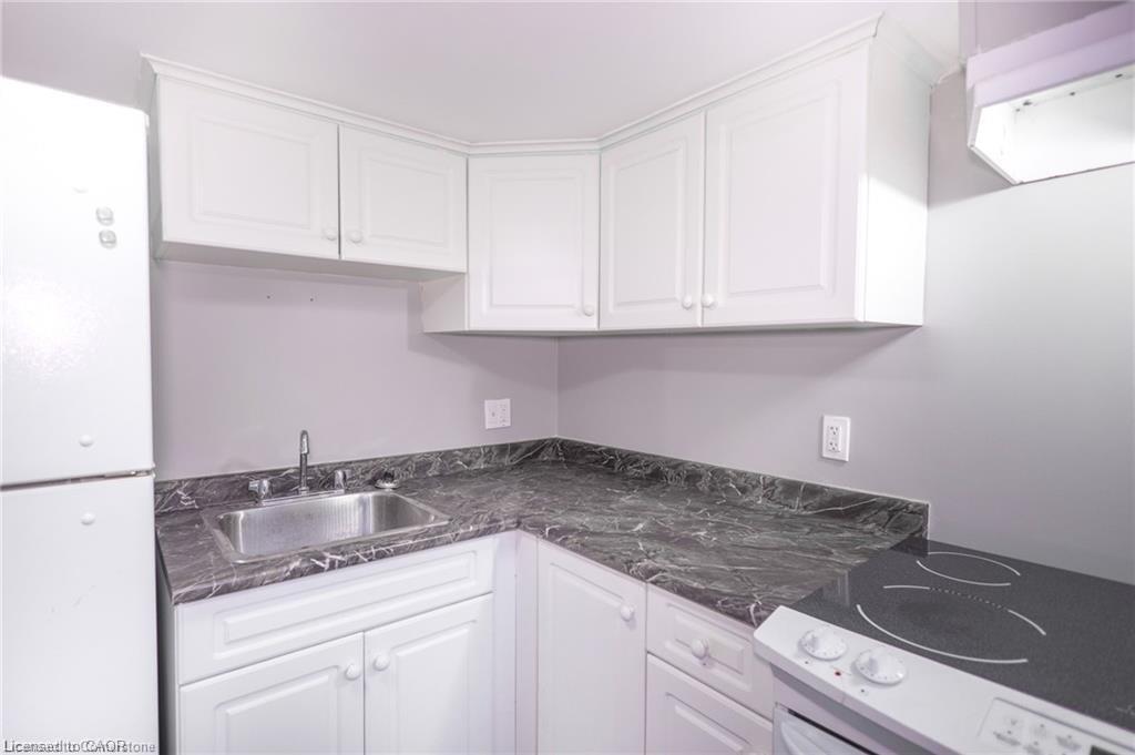 11 Perry Street, St. Catharines, ON - Indoor Photo Showing Kitchen