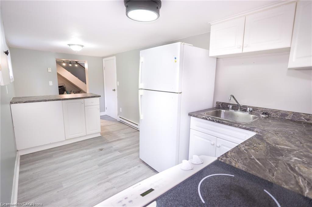 11 Perry Street, St. Catharines, ON - Indoor Photo Showing Kitchen