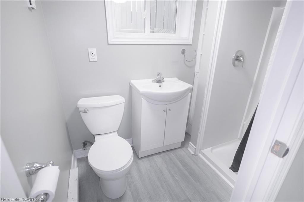 11 Perry Street, St. Catharines, ON - Indoor Photo Showing Bathroom