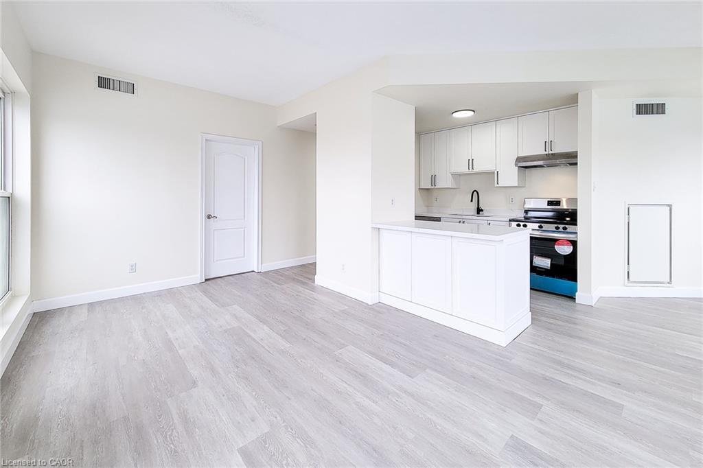402-135 James Street S, Hamilton, ON - Indoor Photo Showing Kitchen