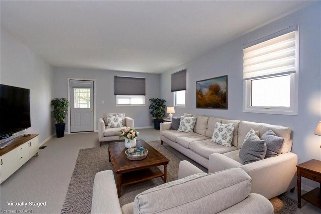 17 Craigroyston Road, Hamilton, ON - Indoor Photo Showing Living Room