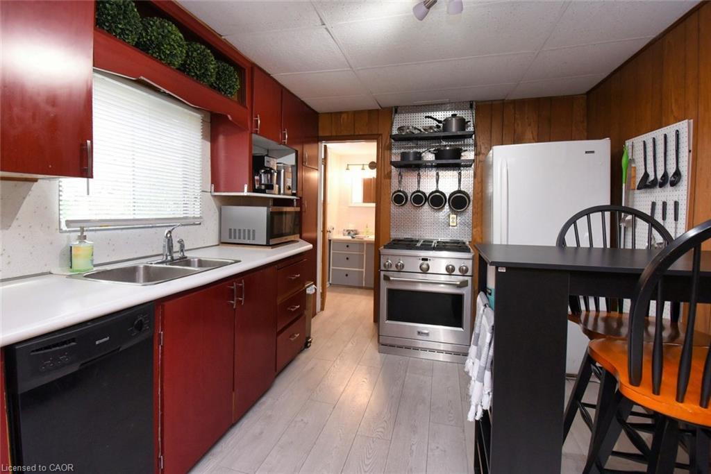 17 Craigroyston Road, Hamilton, ON - Indoor Photo Showing Kitchen With Double Sink