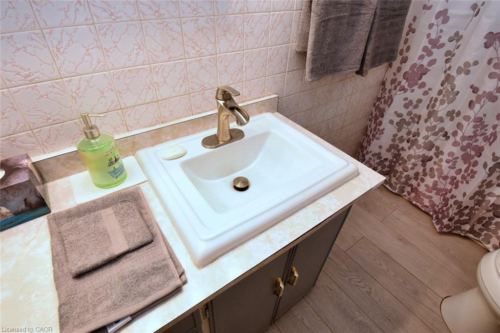 17 Craigroyston Road, Hamilton, ON - Indoor Photo Showing Bathroom