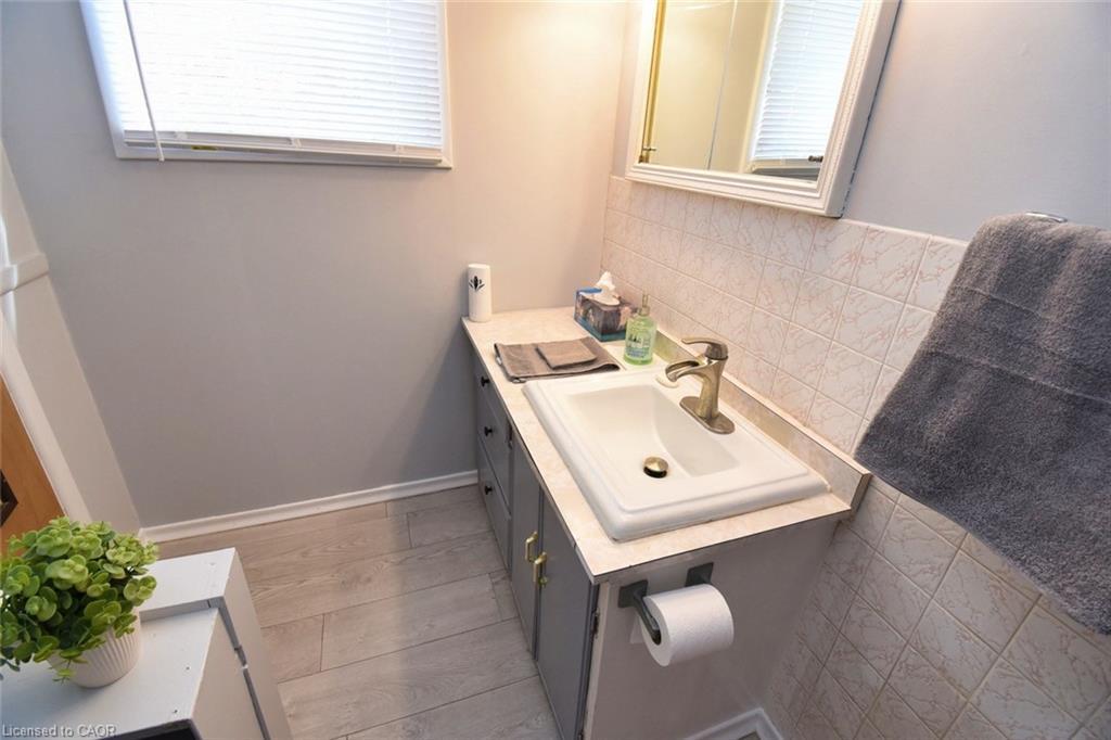 17 Craigroyston Road, Hamilton, ON - Indoor Photo Showing Bathroom