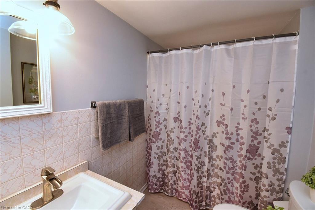 17 Craigroyston Road, Hamilton, ON - Indoor Photo Showing Bathroom