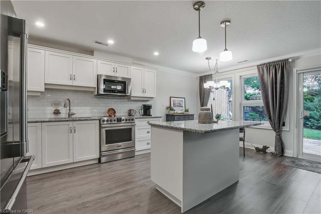 47 Bishop Reding Trail, Hamilton, ON - Indoor Photo Showing Kitchen With Upgraded Kitchen
