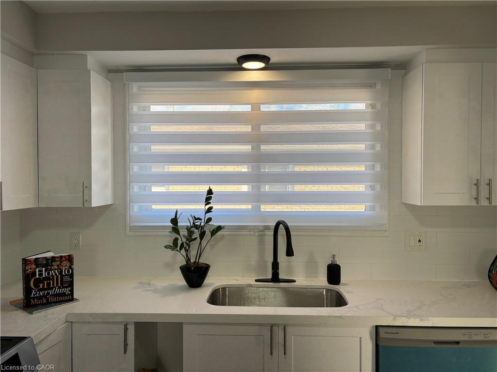 582 Chamberlain Road, Burlington, ON - Indoor Photo Showing Kitchen