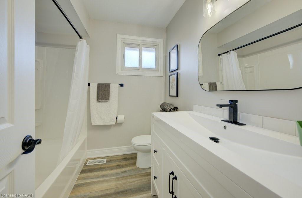 582 Chamberlain Road, Burlington, ON - Indoor Photo Showing Bathroom