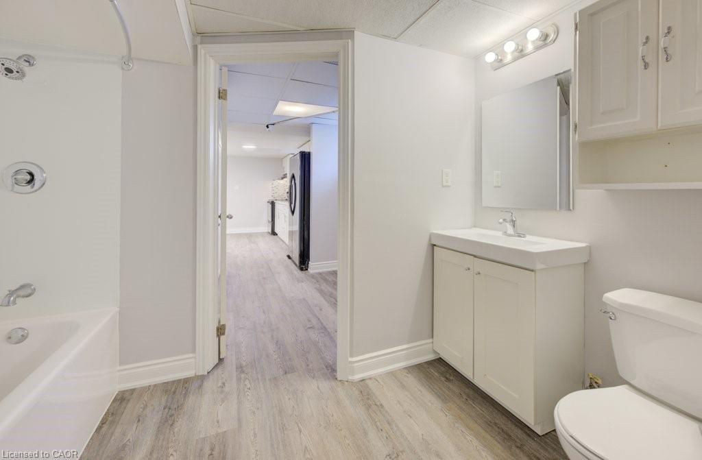 582 Chamberlain Road, Burlington, ON - Indoor Photo Showing Bathroom