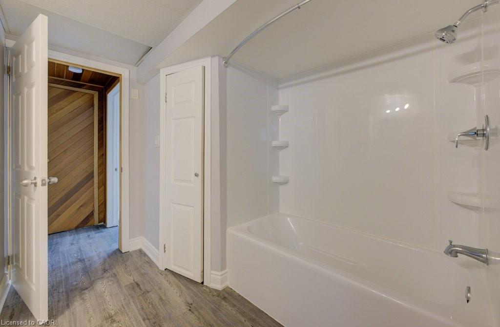 582 Chamberlain Road, Burlington, ON - Indoor Photo Showing Bathroom