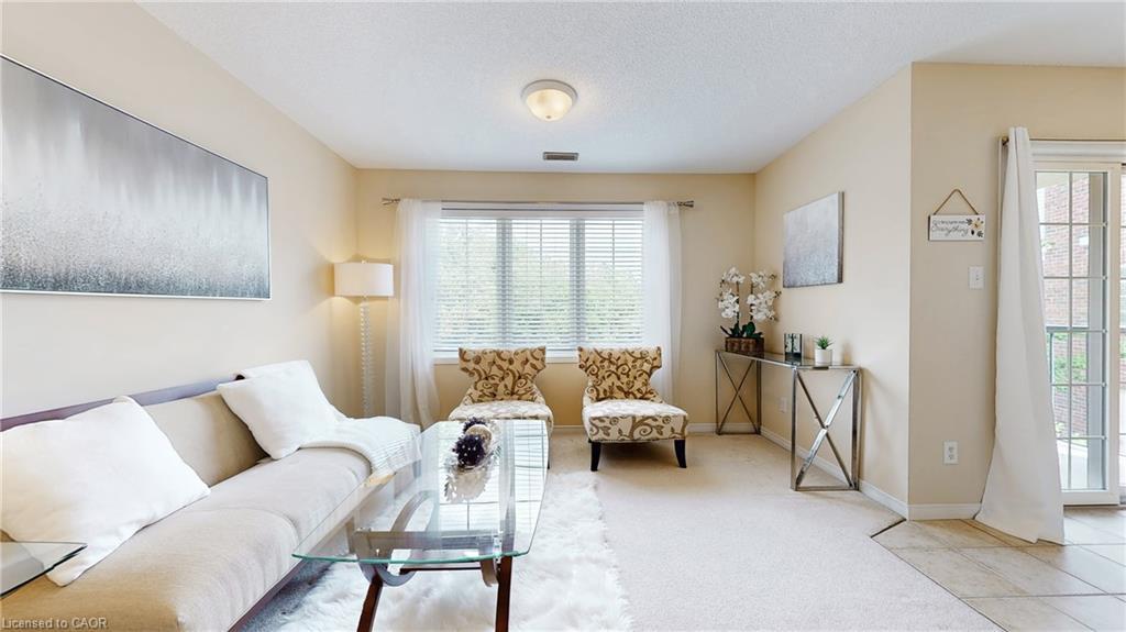 6-950 Highland Road W, Kitchener, ON - Indoor Photo Showing Living Room