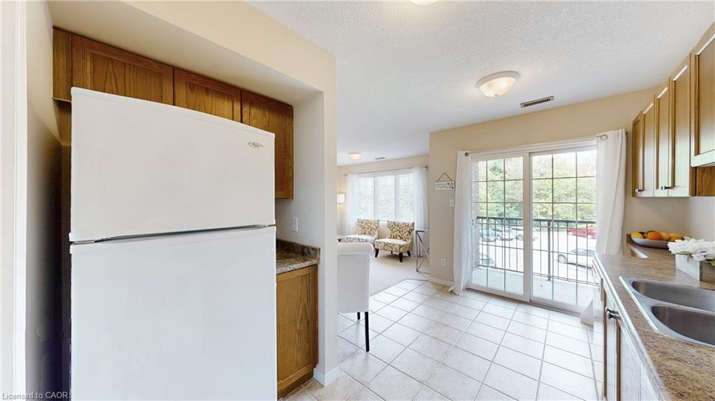 6-950 Highland Road W, Kitchener, ON - Indoor Photo Showing Kitchen