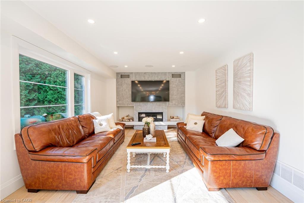 8767 Twiss Road, Milton, ON - Indoor Photo Showing Living Room