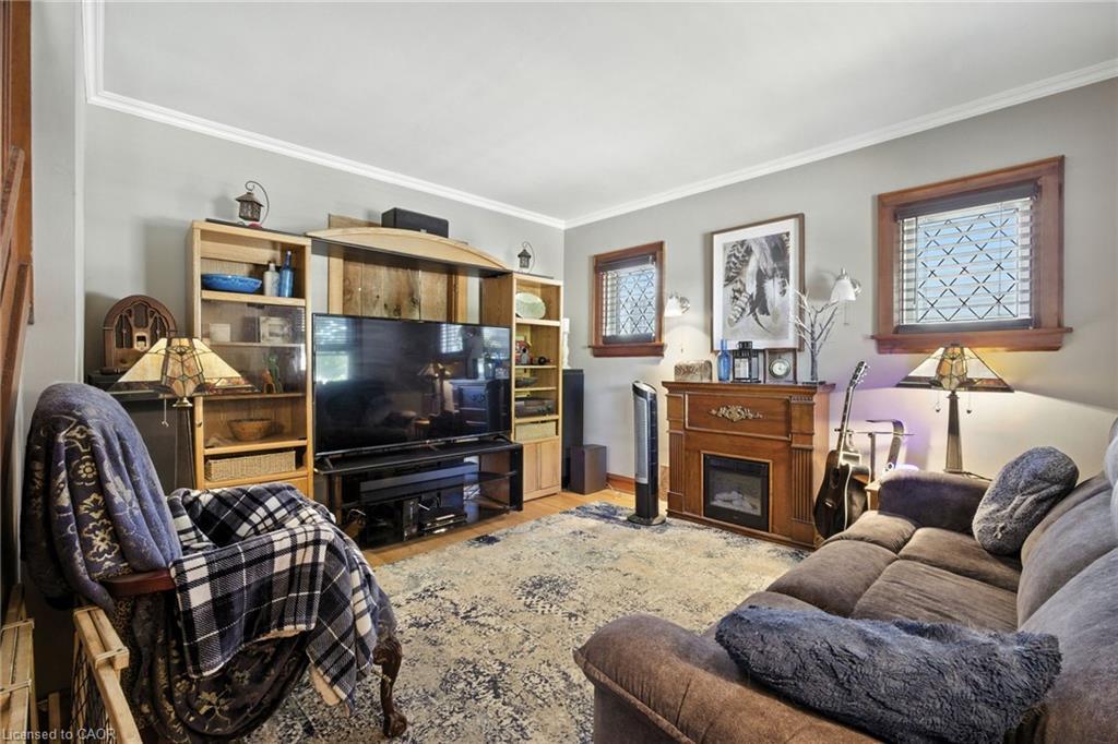 4 Lincoln Avenue, St. Catharines, ON - Indoor Photo Showing Living Room With Fireplace
