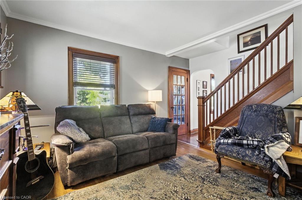 4 Lincoln Avenue, St. Catharines, ON - Indoor Photo Showing Living Room