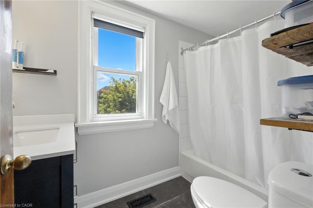 4 Lincoln Avenue, St. Catharines, ON - Indoor Photo Showing Bathroom