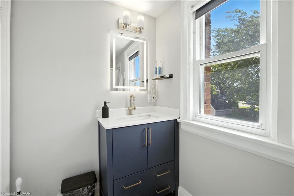 4 Lincoln Avenue, St. Catharines, ON - Indoor Photo Showing Bathroom