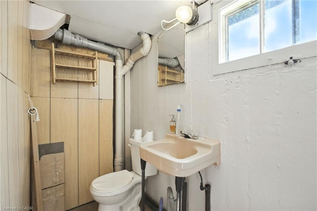 4 Lincoln Avenue, St. Catharines, ON - Indoor Photo Showing Bathroom