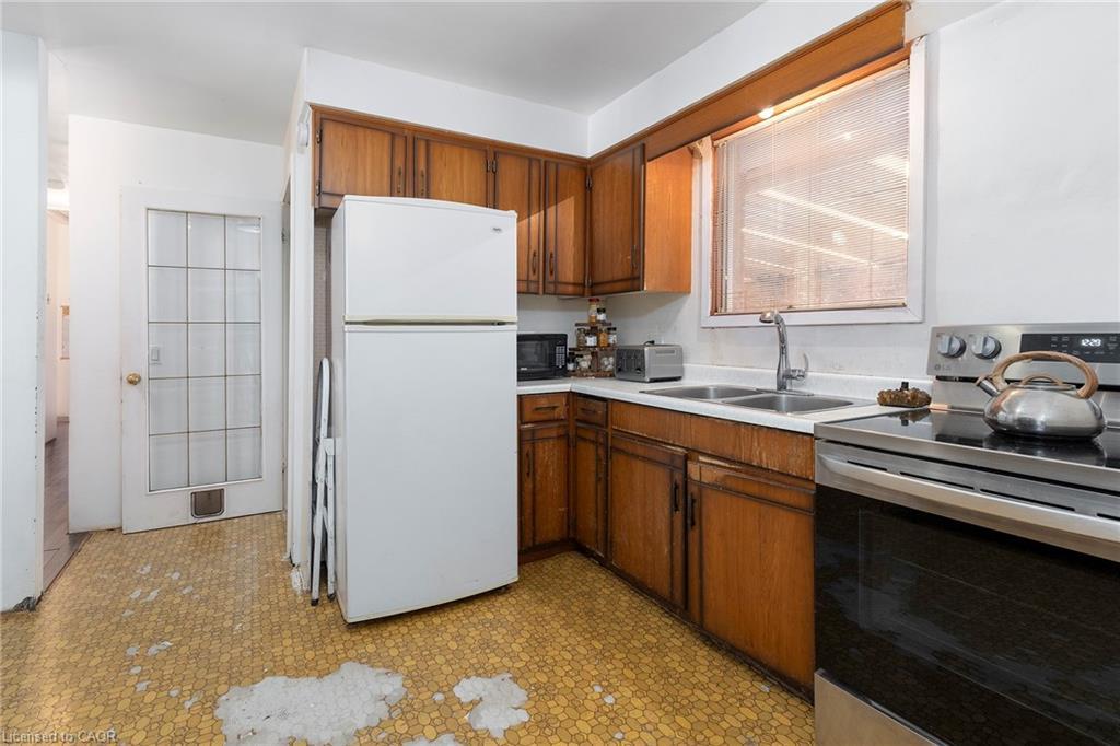 426 Clare Avenue, Welland, ON - Indoor Photo Showing Kitchen With Double Sink