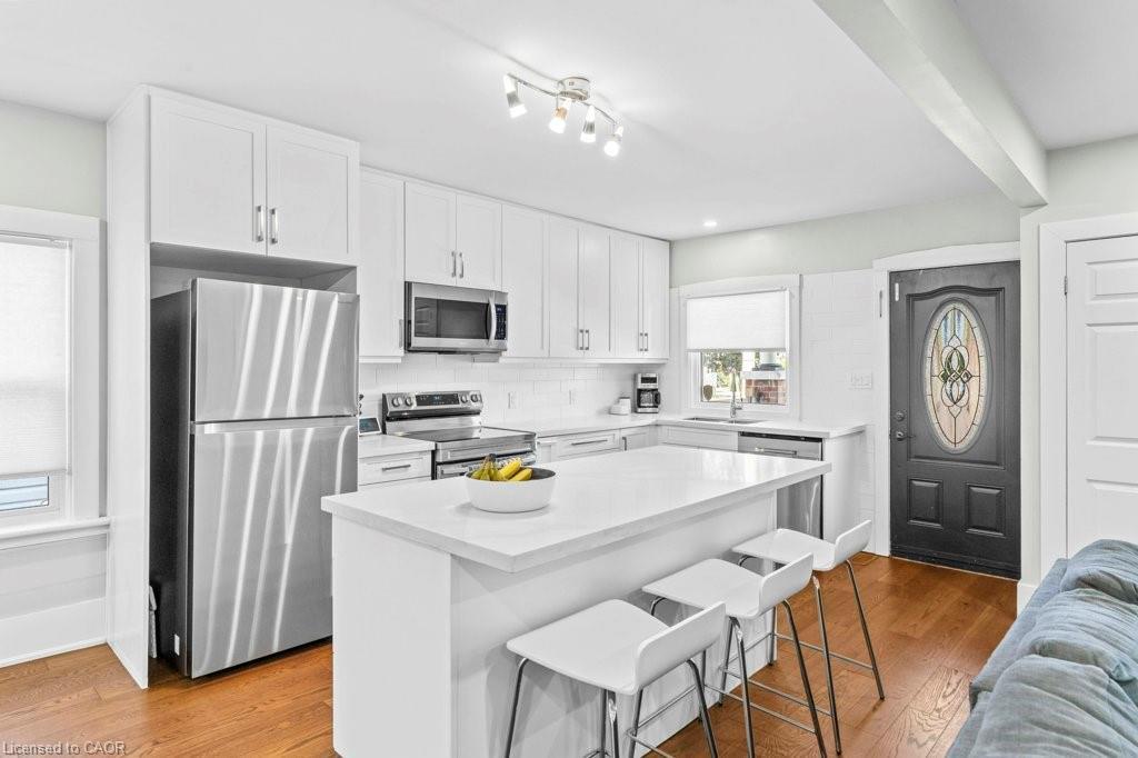 18 Park Row N, Hamilton, ON - Indoor Photo Showing Kitchen