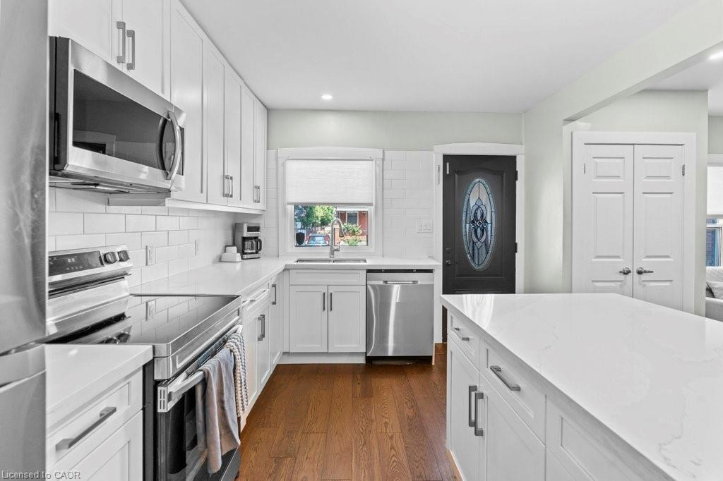 18 Park Row N, Hamilton, ON - Indoor Photo Showing Kitchen With Upgraded Kitchen