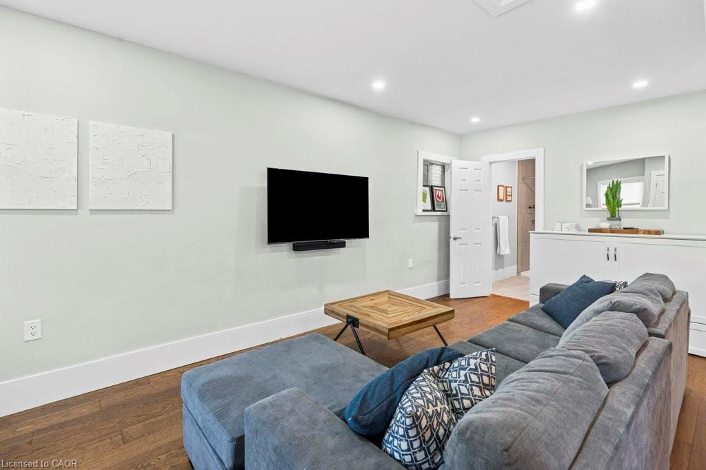 18 Park Row N, Hamilton, ON - Indoor Photo Showing Living Room