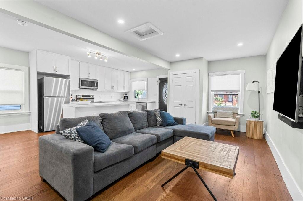 18 Park Row N, Hamilton, ON - Indoor Photo Showing Living Room