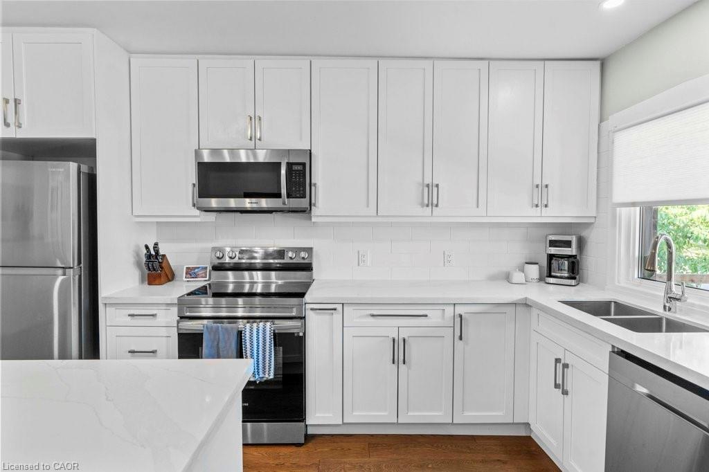 18 Park Row N, Hamilton, ON - Indoor Photo Showing Kitchen With Double Sink With Upgraded Kitchen