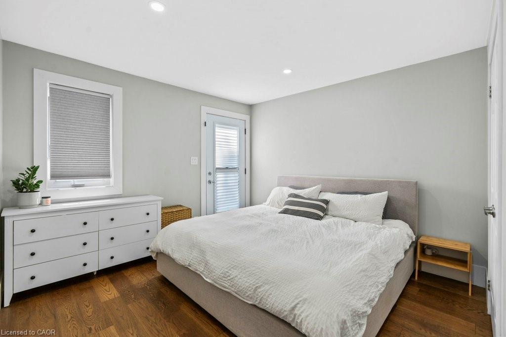 18 Park Row N, Hamilton, ON - Indoor Photo Showing Bedroom