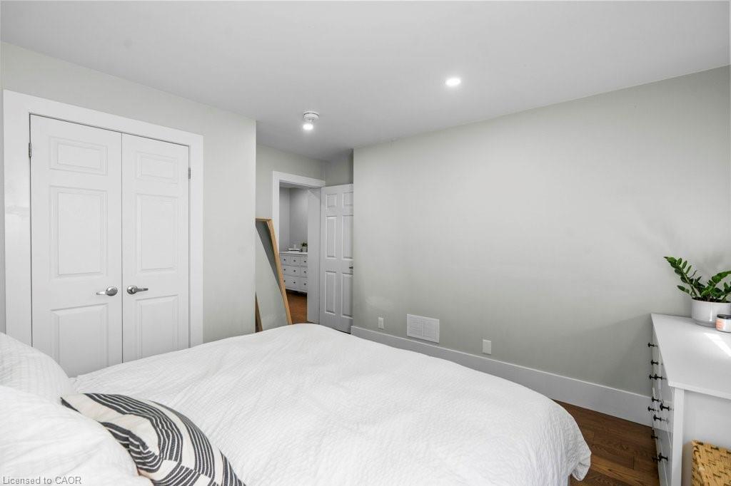18 Park Row N, Hamilton, ON - Indoor Photo Showing Bedroom