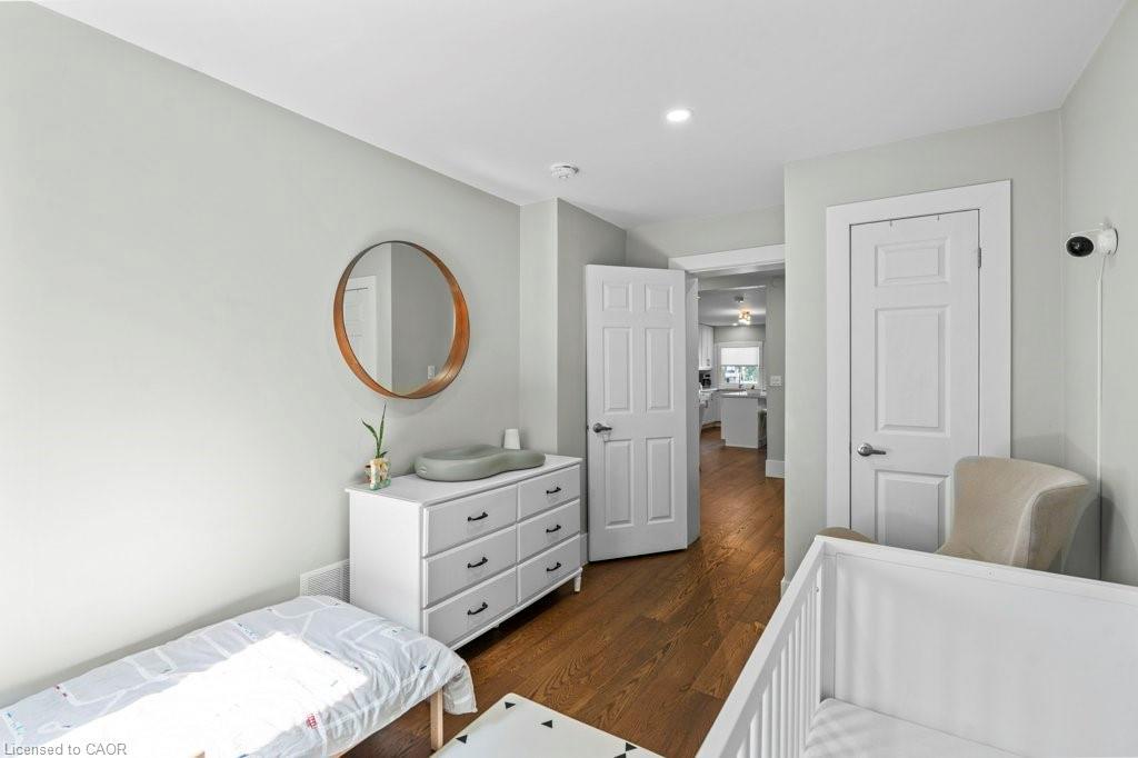 18 Park Row N, Hamilton, ON - Indoor Photo Showing Bedroom