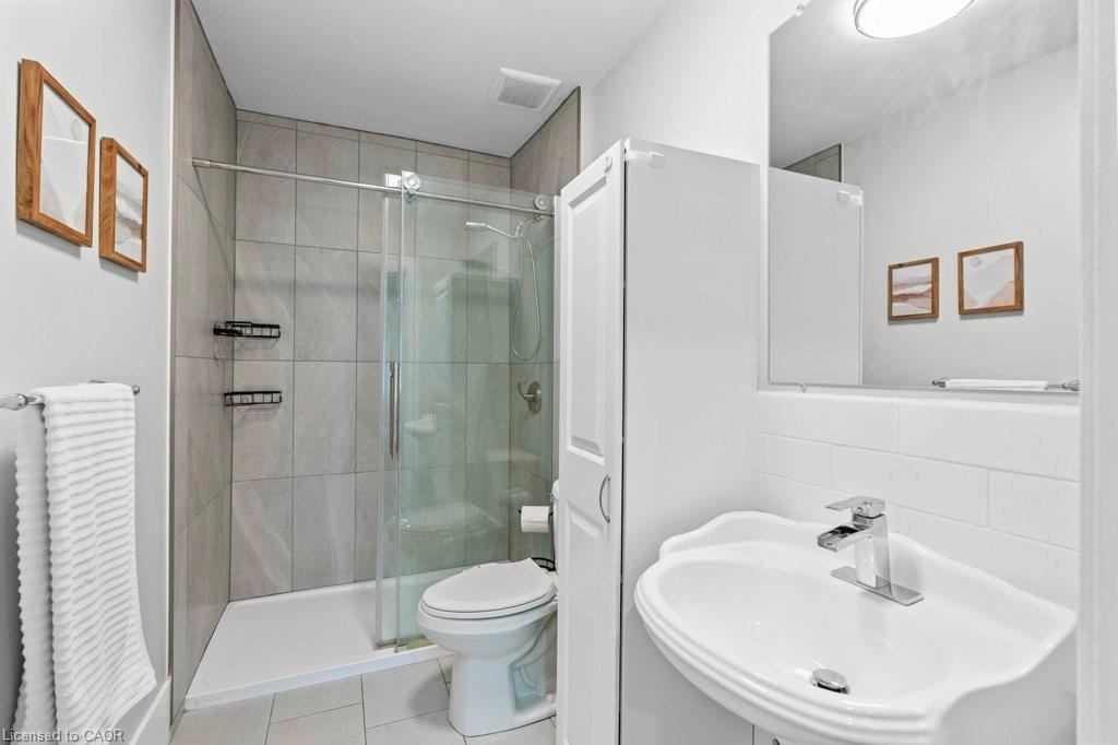 18 Park Row N, Hamilton, ON - Indoor Photo Showing Bathroom