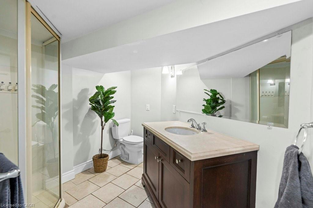 18 Park Row N, Hamilton, ON - Indoor Photo Showing Bathroom