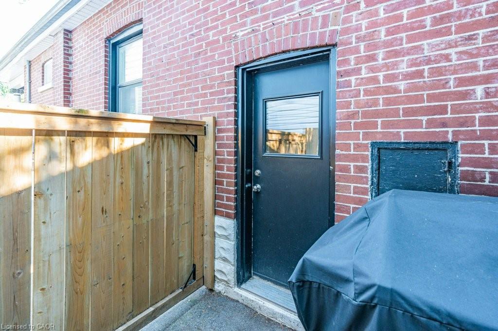 18 Park Row N, Hamilton, ON - With Exterior