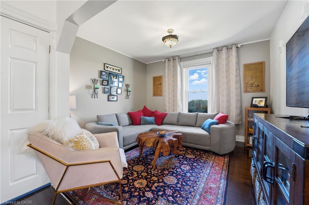 28 Mount Pleasant Street, Brantford, ON - Indoor Photo Showing Living Room