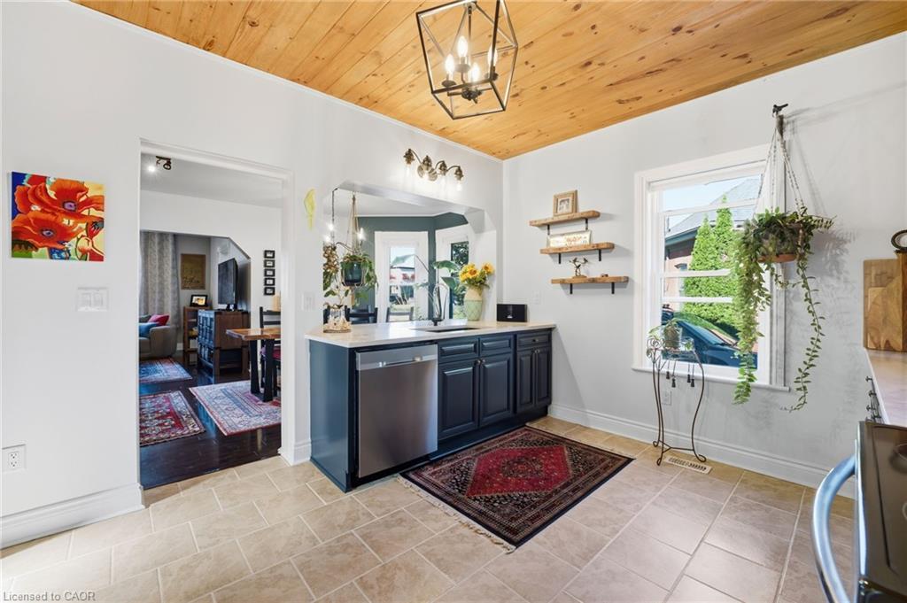 28 Mount Pleasant Street, Brantford, ON - Indoor Photo Showing Kitchen