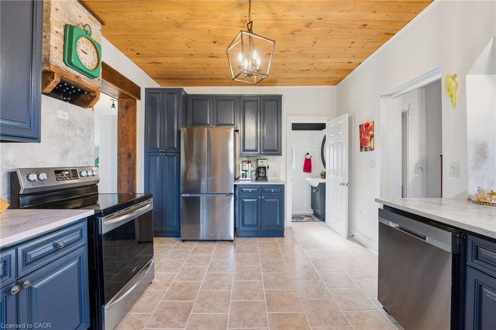 28 Mount Pleasant Street, Brantford, ON - Indoor Photo Showing Kitchen