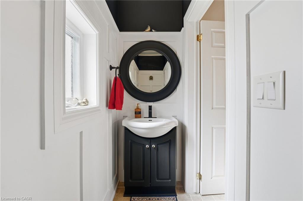 28 Mount Pleasant Street, Brantford, ON - Indoor Photo Showing Bathroom