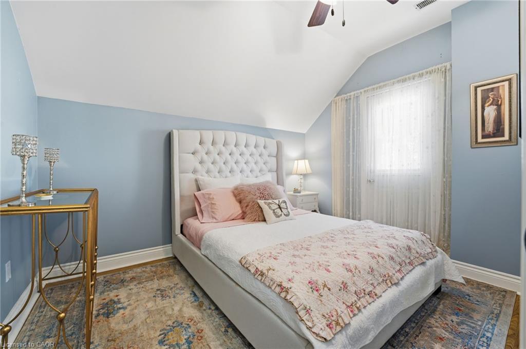 28 Mount Pleasant Street, Brantford, ON - Indoor Photo Showing Bedroom