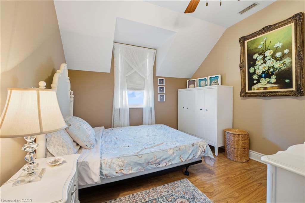 28 Mount Pleasant Street, Brantford, ON - Indoor Photo Showing Bedroom