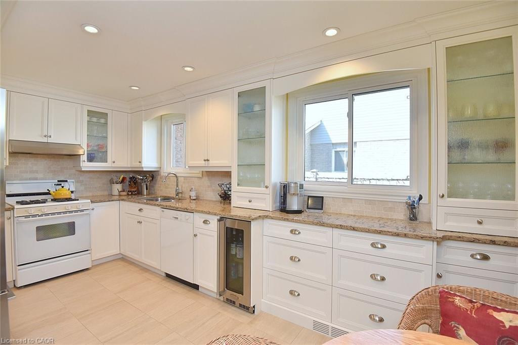 2 Novoco Drive, Hamilton, ON - Indoor Photo Showing Kitchen